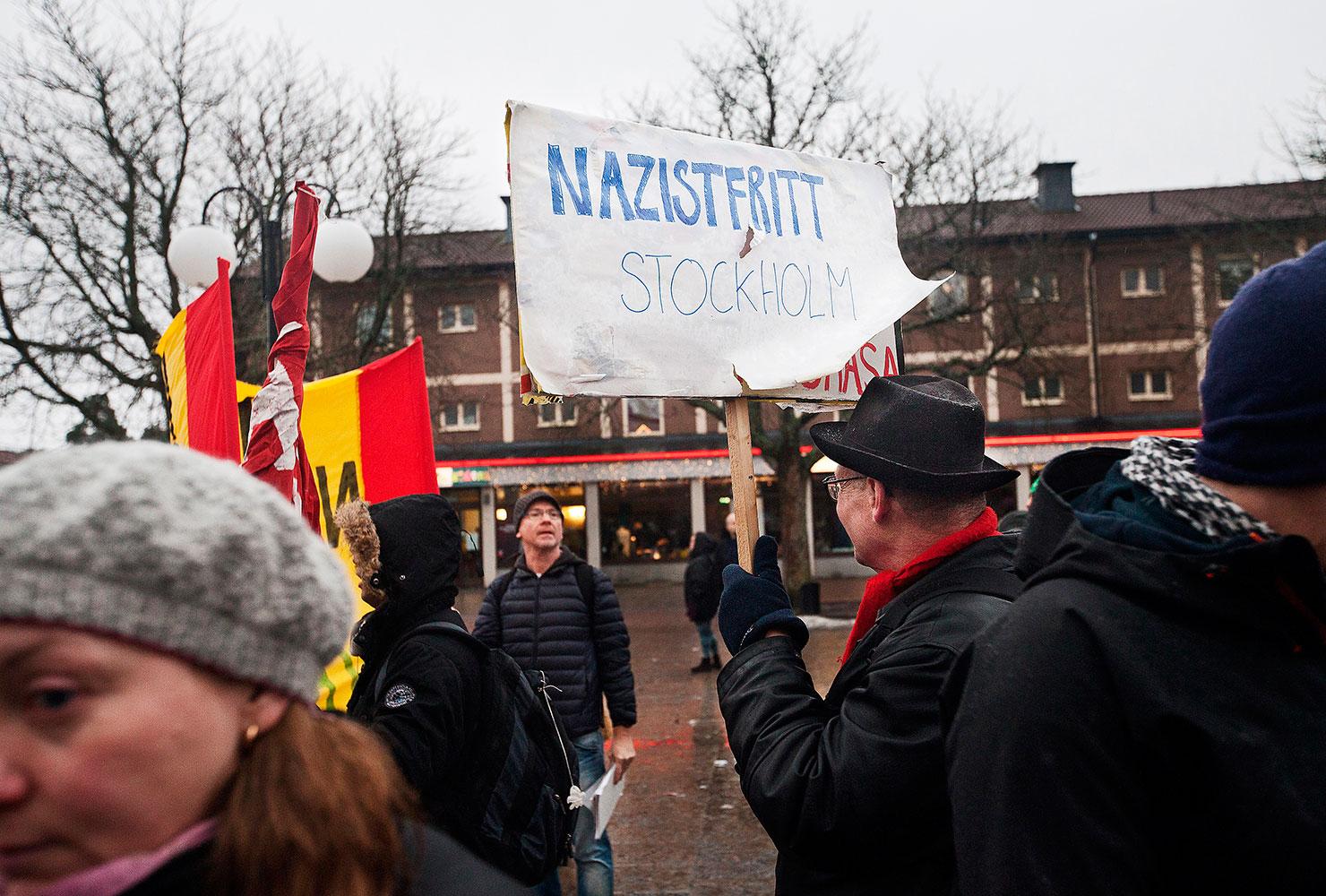Demonstrerar igen Under söndagen blir det en ny demonstration i Kärrtorp. Fler än 10 000 personer hade i går anmält sig på Facebook. Bland andra så kommer Stefan Löfven (S), Jonas Sjöstedt (V) och Åsa Romson (MP).