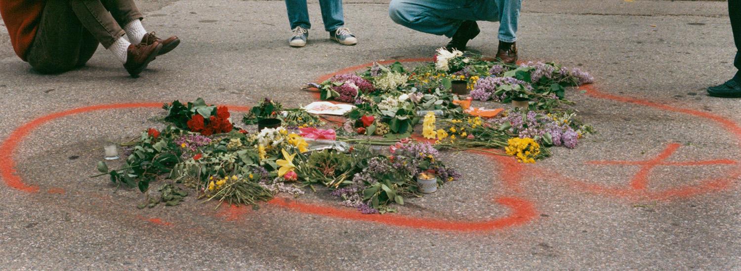I juni 1994 mördades sju personer i Falun av Mattias Flink. Dagen efter hedrades offren med blommor och ljus där de sköts.