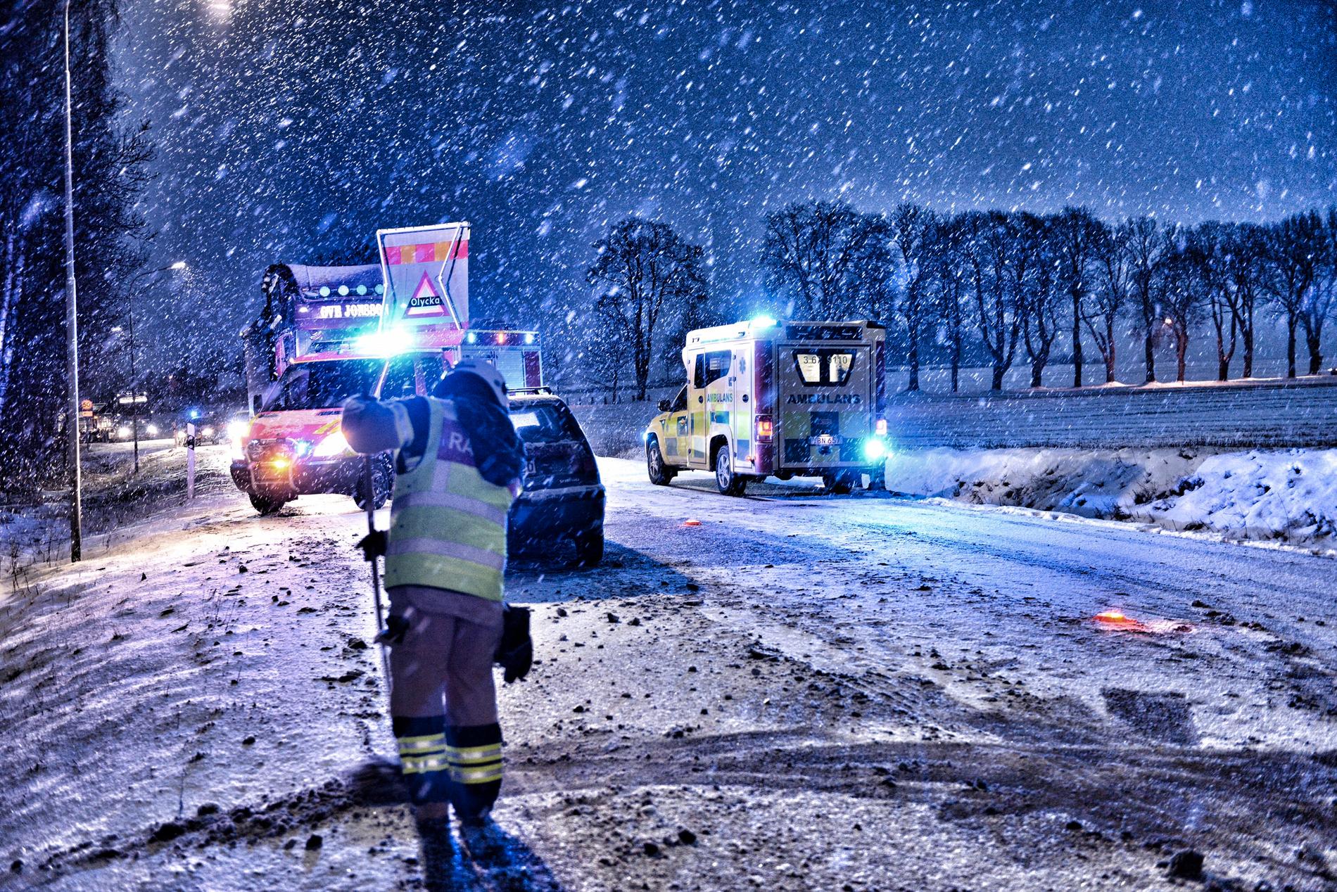 Trafikolycka som inträffat mellan en lastbil och personbil på väg 27 utanför Ingelstad och Tingsryd.