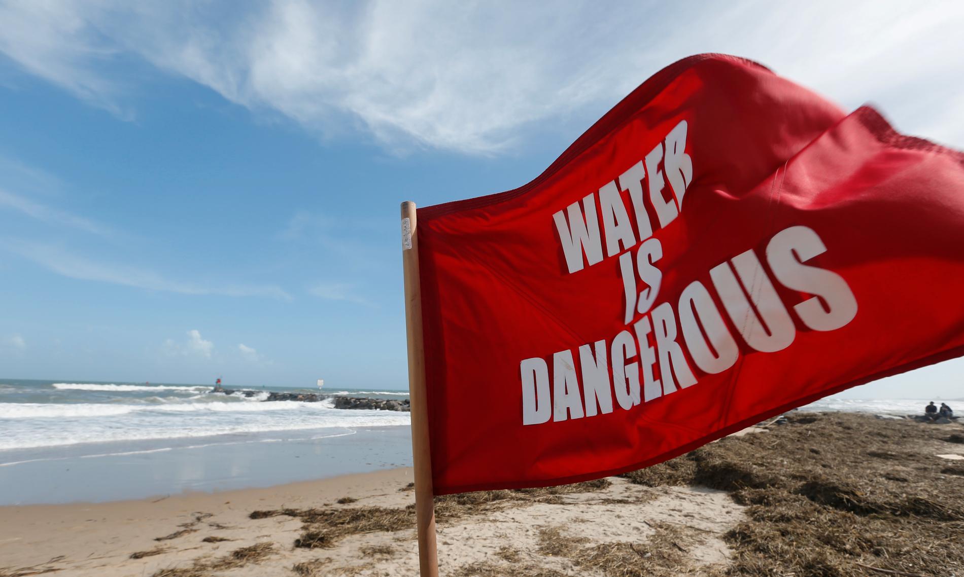 En varningsflagga på Virginia Beach i Virginia, USA. Men varningsflaggor avskräcker inte danska badare. Arkivbild.