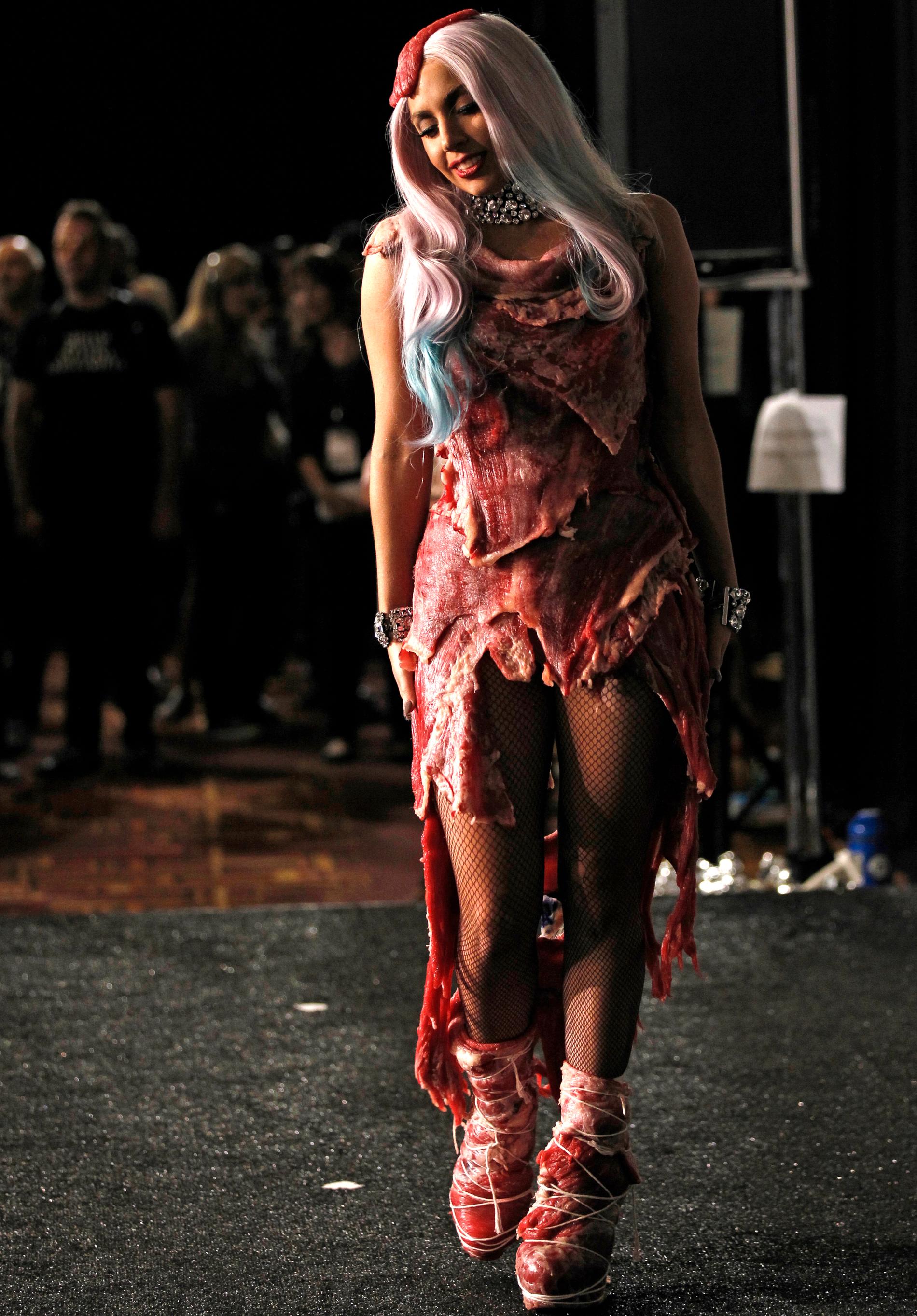 Lady Gaga iförd den ikoniska köttklänningen. Arkivbild.