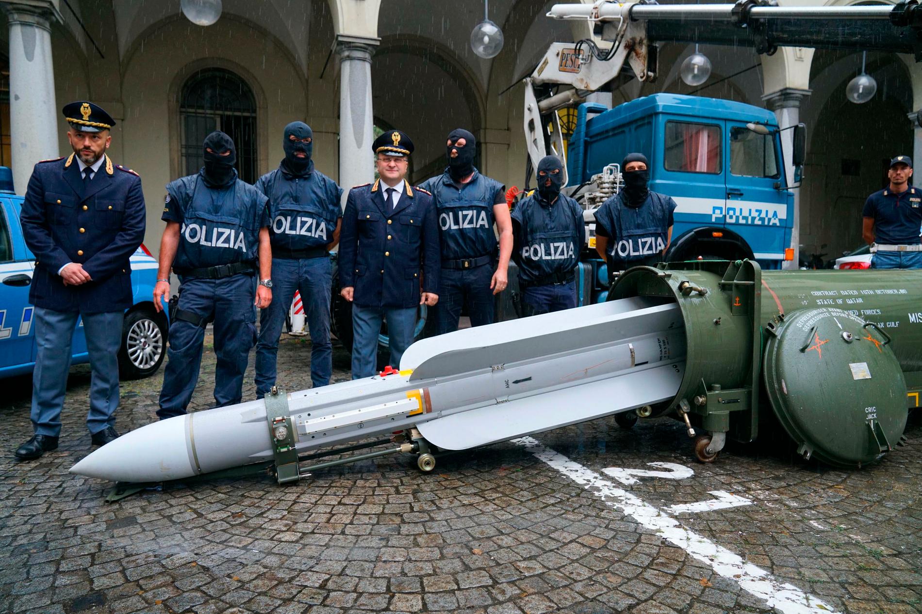 Italiensk polis uppställda vid den jaktrobot, som beslagstogs i samband med att man genomförde flera räder mot högerextrema grupper runt om i landet.