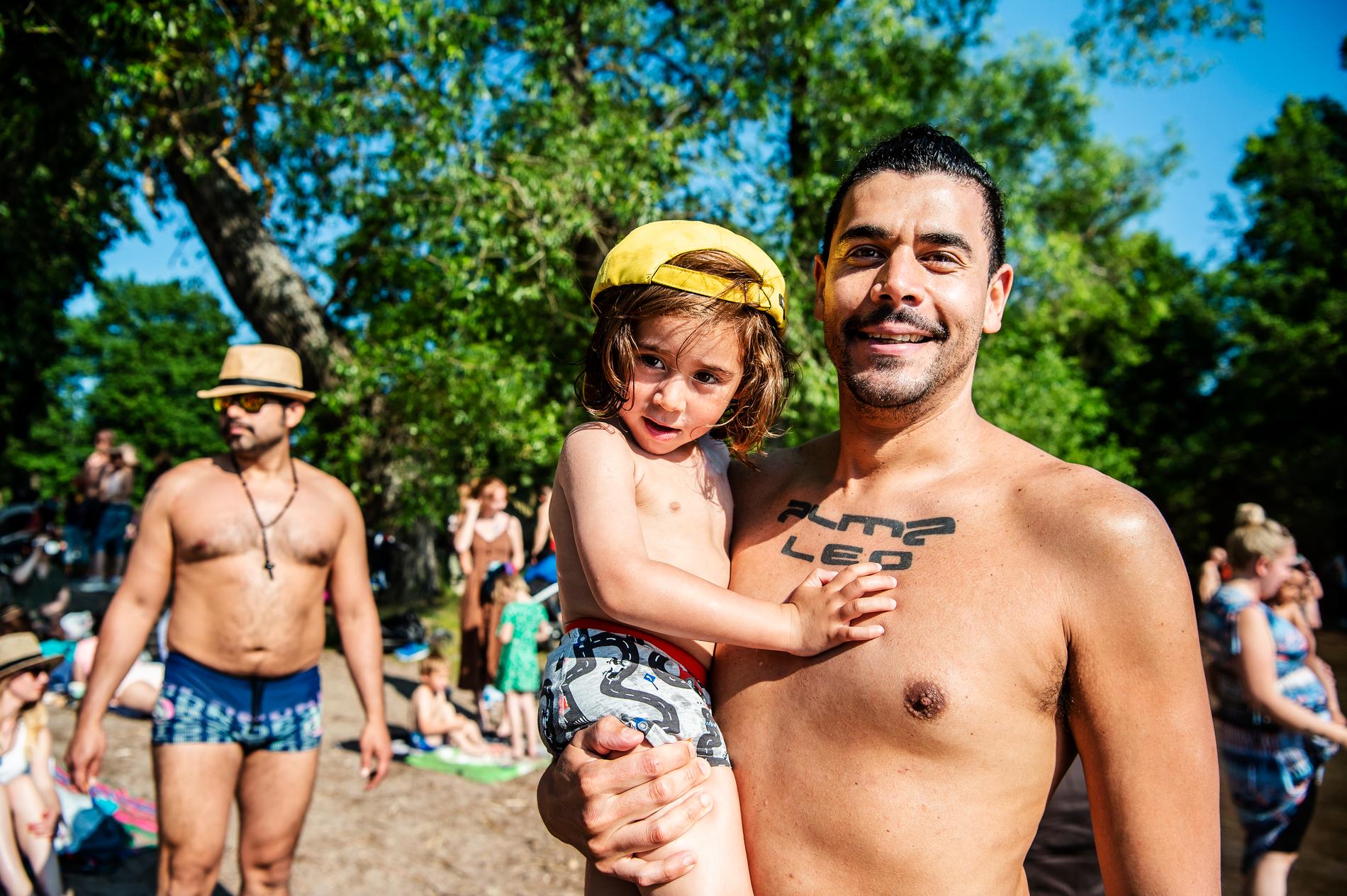 Alejandro Prieto och sonen Leo passade på att svalka sina kroppar i värmen.