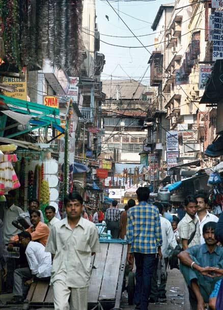 Det är trångt i Bombays främsta marknadskvarter. Butikerna är ordnade efter det slags varor de säljer. Här är det glitter, girlanger och presentpapper som gäller – varor som står i bjärt kontrast till den smutsiga gatan utanför.