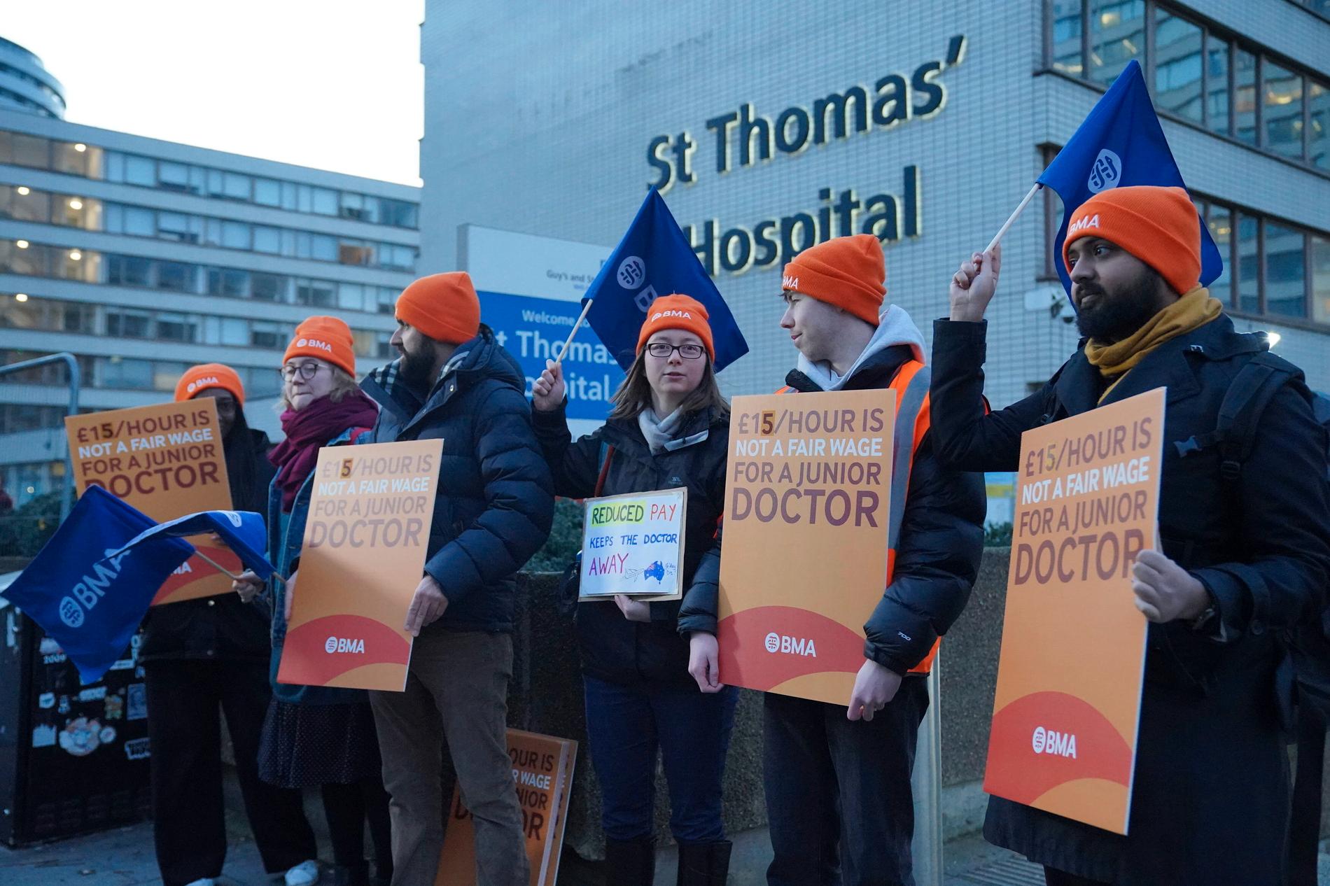 Strejkande läkare utanför sjukhuset St Thomas i London. Arkivbild.