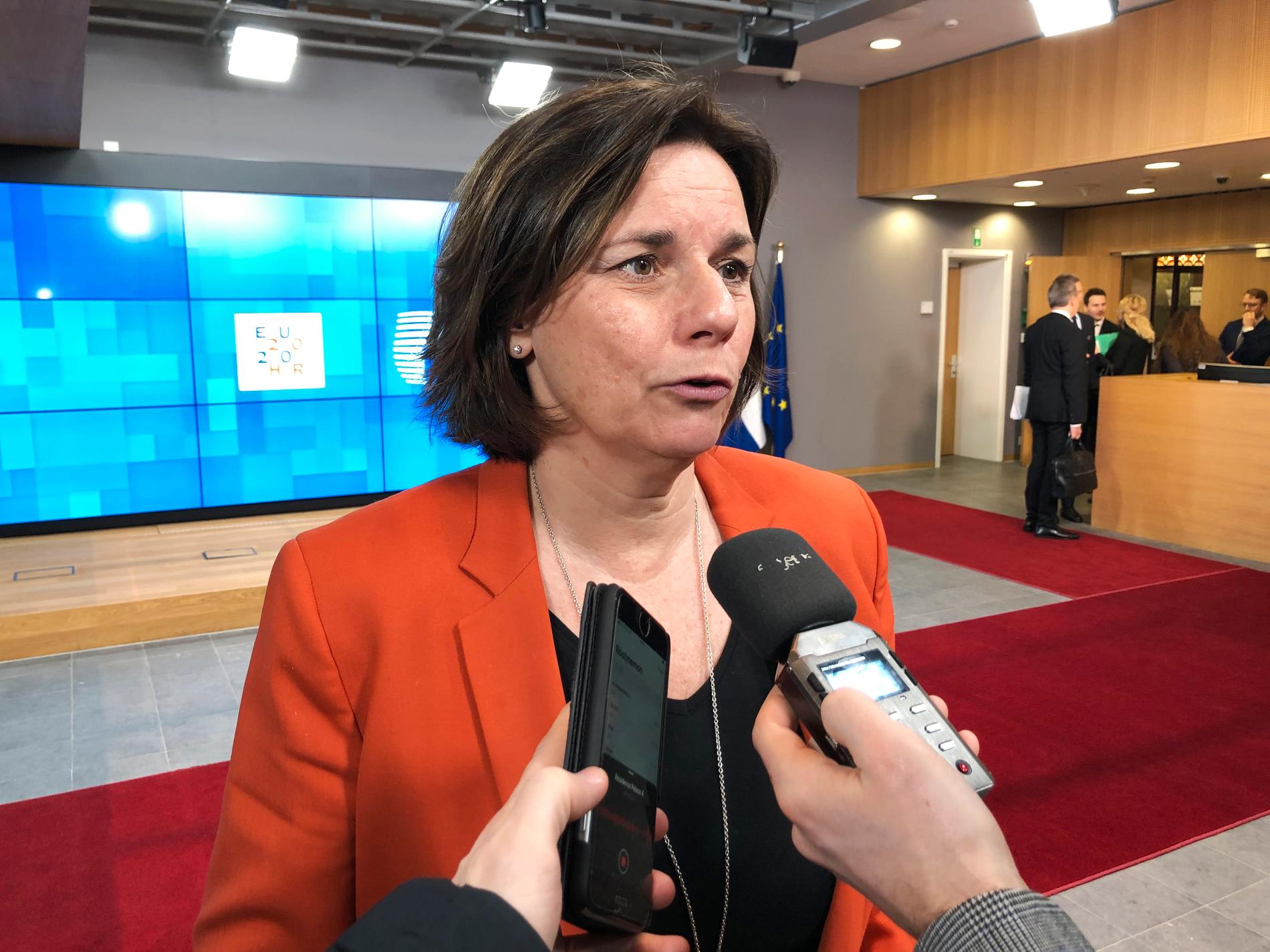 Miljö- och klimatminister Isabella Lövin (MP) på väg in till torsdagens ministermöte i Bryssel.