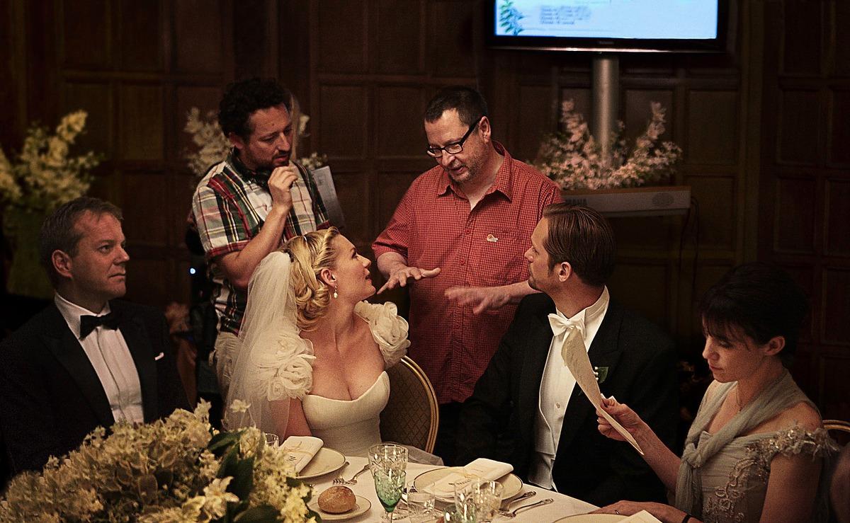 Lars von Trier instruerar Kirsten Dunst, Alexander Skarsgård och Kiefer Sutherland en bröllopsscen i ”Melancholia”.
