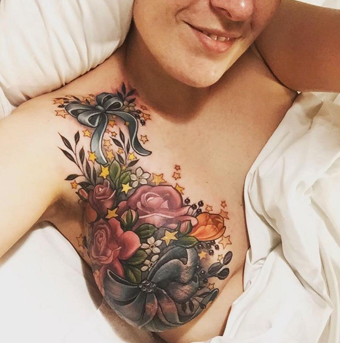 I stället för en låtsas-bröstvårta valde Alison att tatuera bröstet.