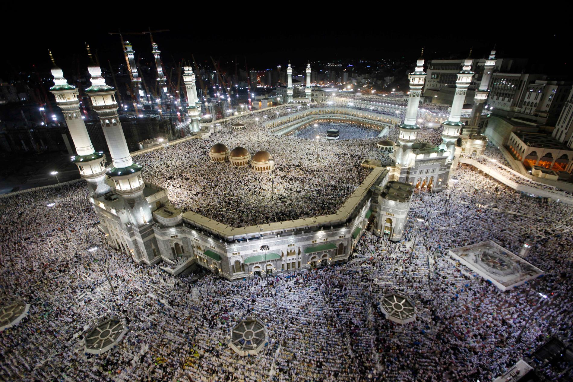 Muslimer samlas runt världens största moské i Mecka.
