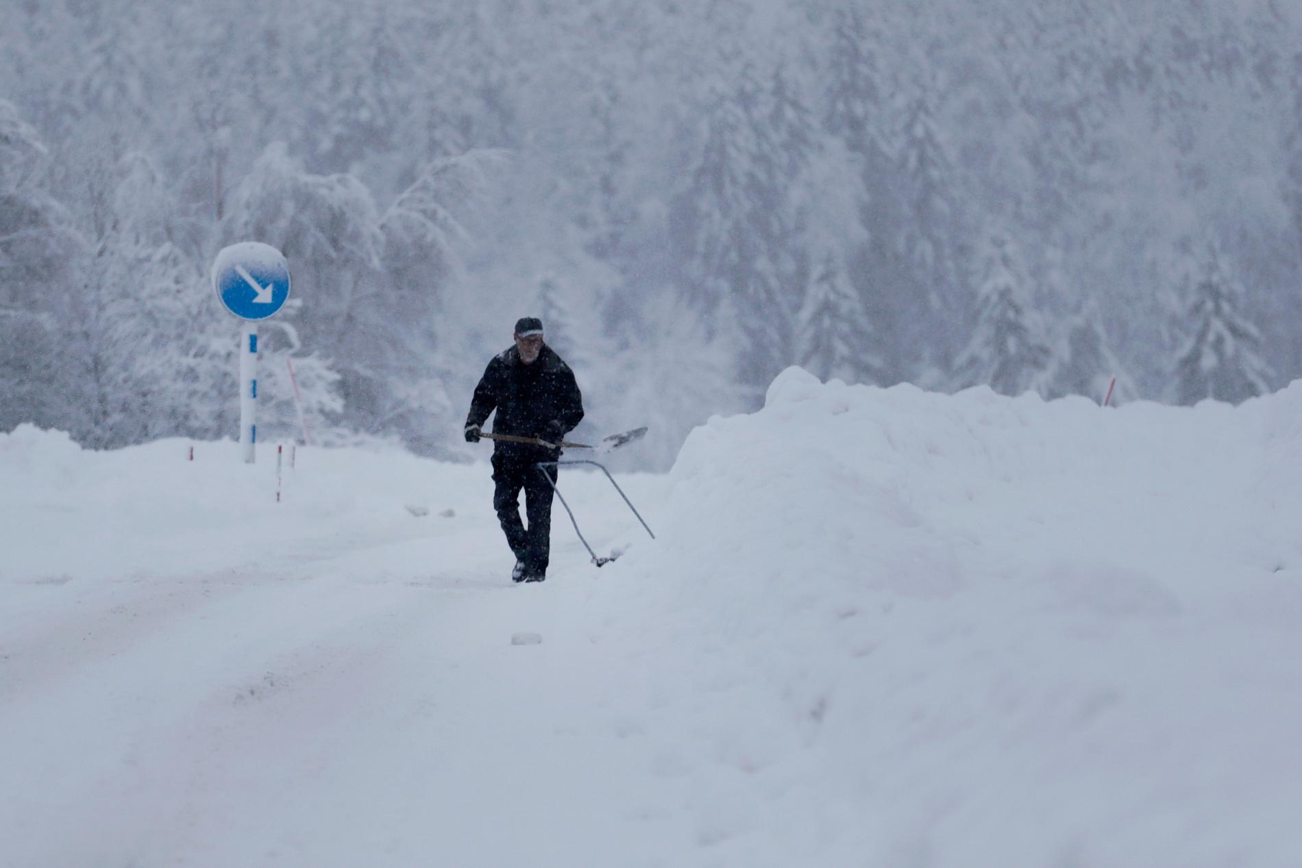 Snöskottning efter måndagens snöoväder i Västernorrland.