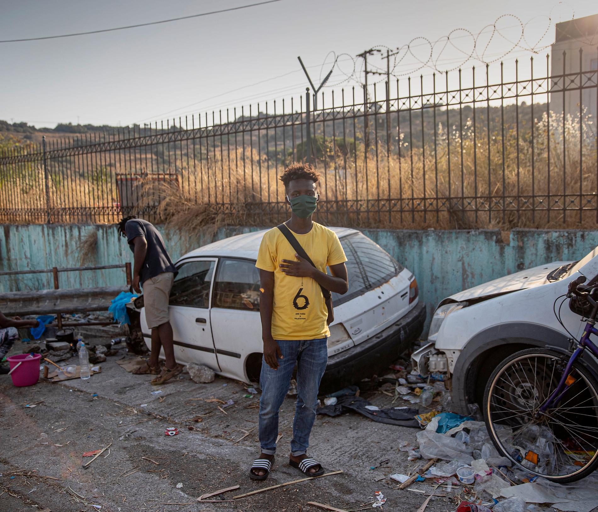 Jafer Nkuabi, 17, sover i vraket av en sönderrostad Toyota.