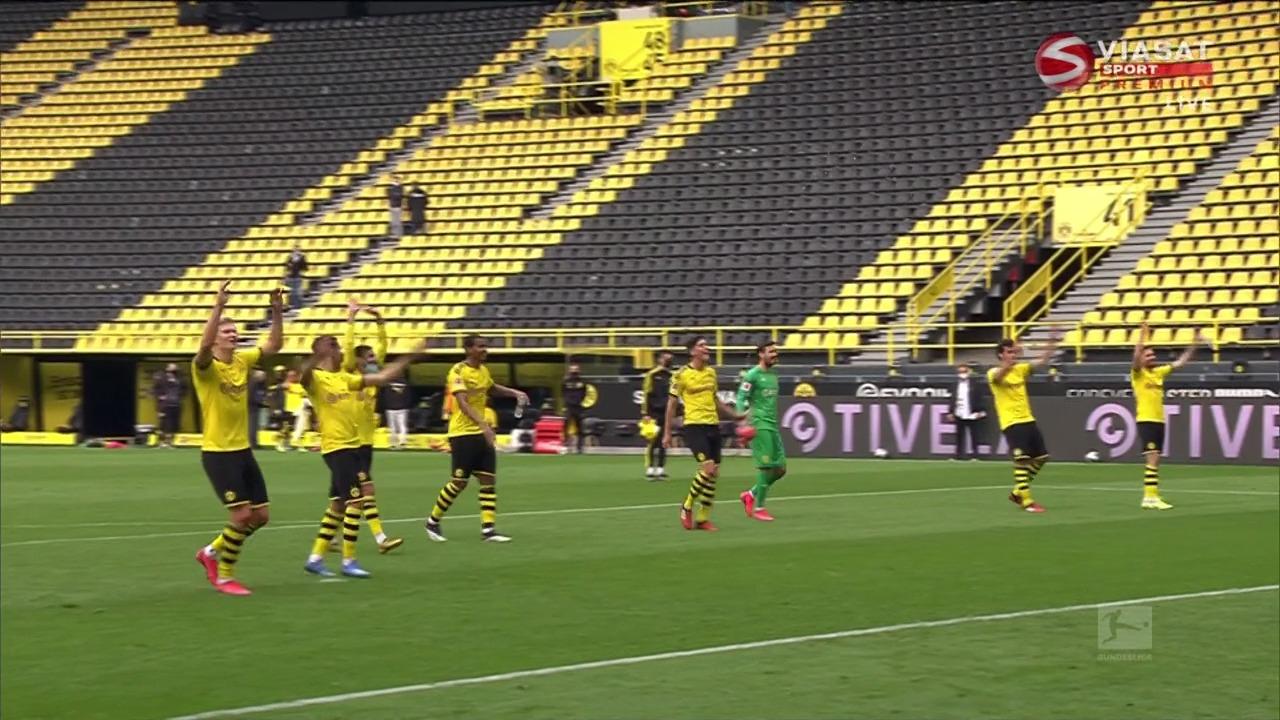 Dortmund-spelarna framför Gula väggen