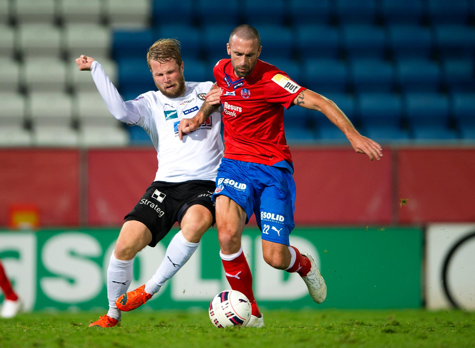Örebros Christoffer Wiktorsson mot Helsingborgs Rade Prica under matchenHelsingborts IF – Örebro SK på Olympia i Helsingborg 24 september 2015.