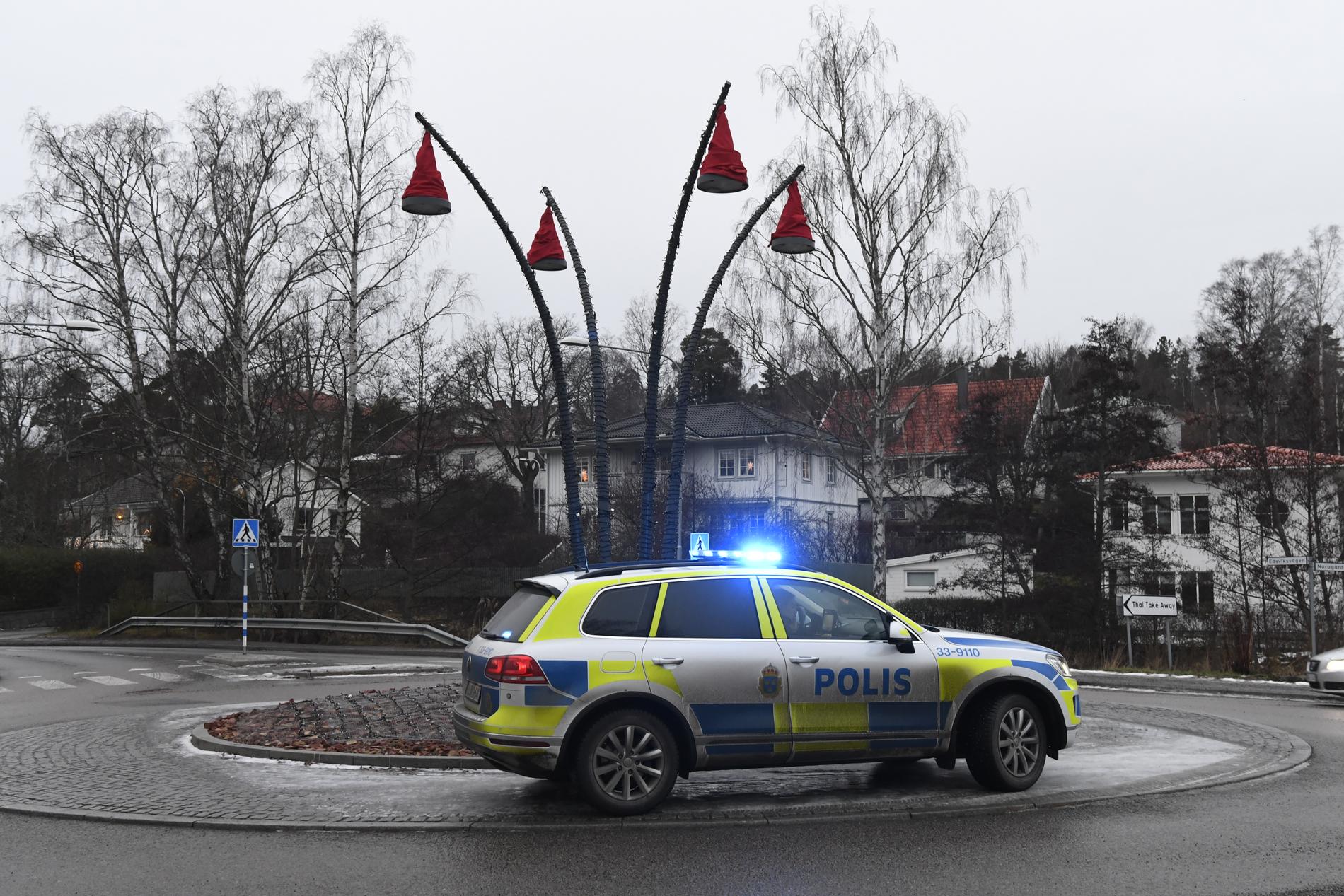En person blev i dag rånad i sin bostad Danderyd, norr om Stockholm. Polisen har just nu en pågående insats i området och letar efter gärningsmannen.