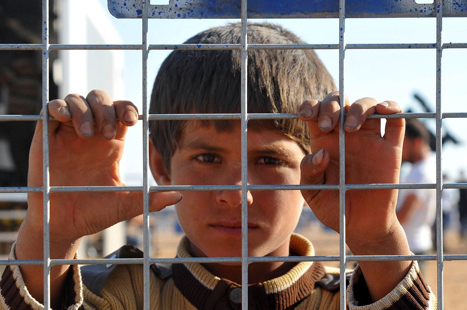En pojke nära räddningen, vid gränsövergången mellan Syrien och Turkiet.