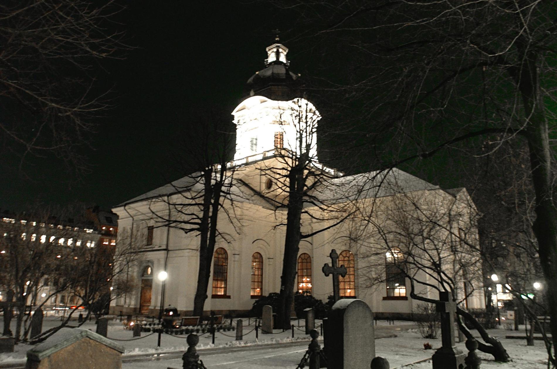 En gudstjänst ska hållas i Adolf Fredriks kyrka i Stockholm. Arkivbild.