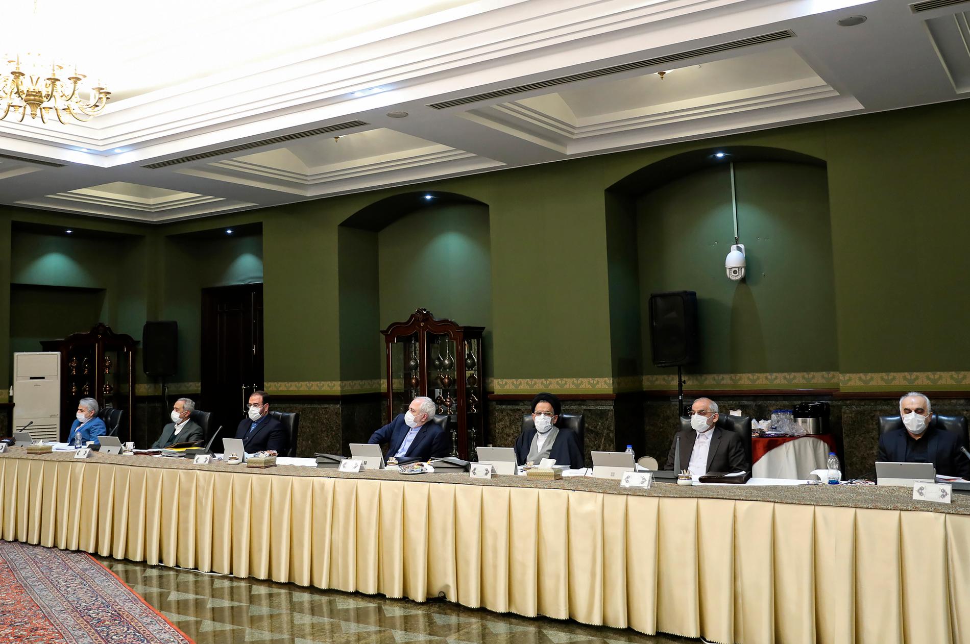 Iranska kabinettmedlemmar bär ansiktsmasker under ett möte i Teheran.
