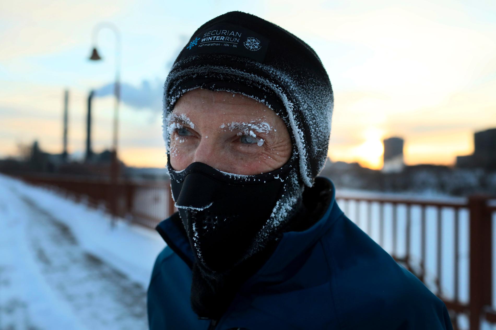 Joggaren Evan Roberts trotsar kylan i Minneapolis, huvudstad i delstaten Minnesota där riktigt kall polarluft nu drar in.