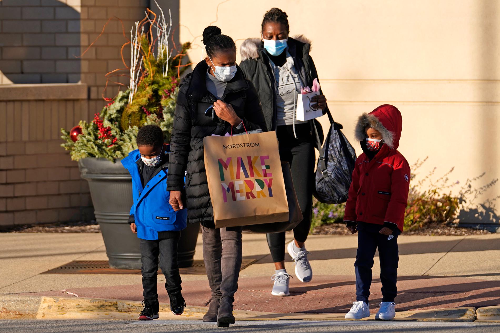 Att shoppa i munskydd har blivit vardag för amerikaner det senaste året. BIlden är tagen vid Old Orchard Shopping Center i Skokie i Illinois i vintras.