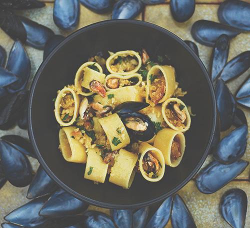 Fina musslor med pasta och krämig blandning.