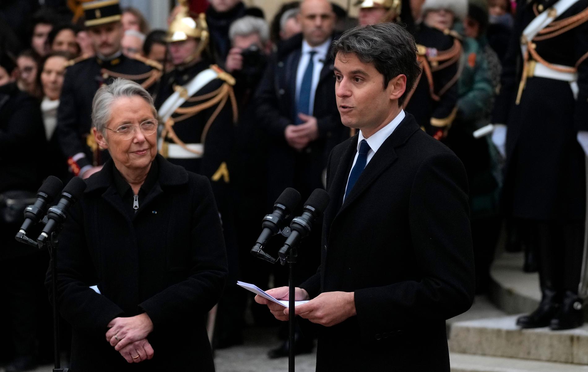 Frankrikes avgående premiärminister Elisabeth Borne och tillträdande Gabriel Attal.