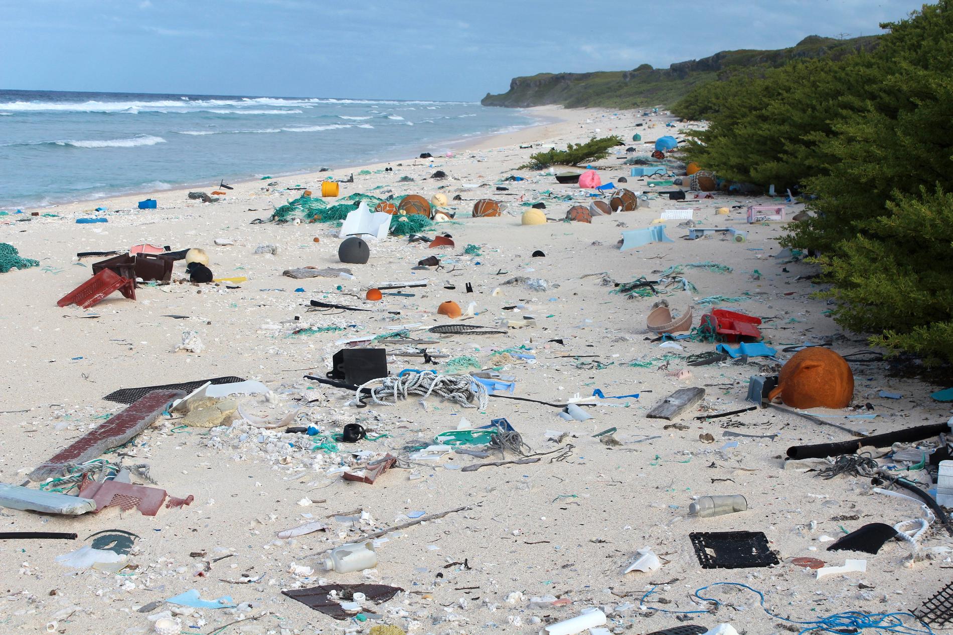 Miljöorganisationer hyser tvivel om olje- och plastindustrins initiativ för att minska plastavfallet. Här är plast som flutit i land på ön Henderson Island, mitt i Stilla havet. Arkivbild från 2015.