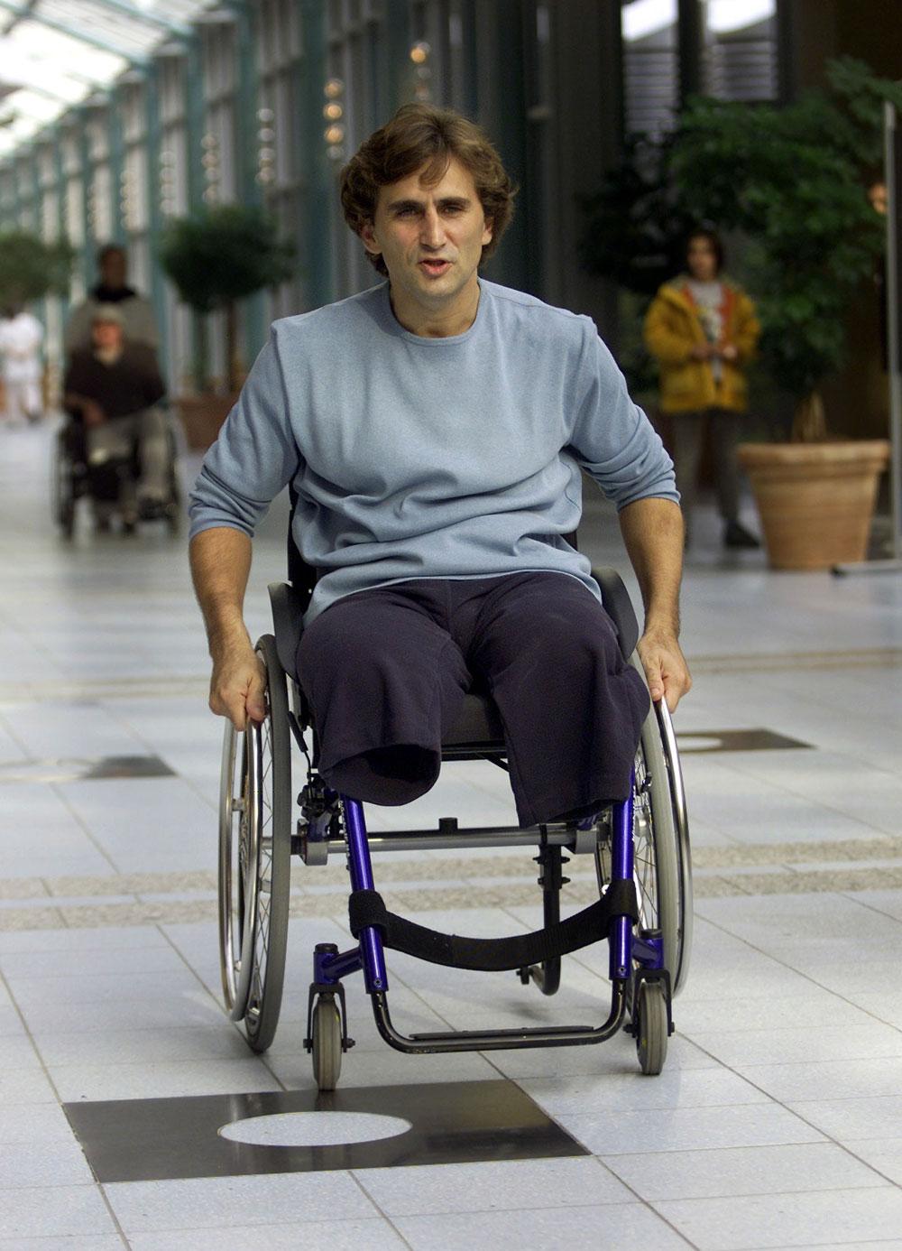 Sex veckor efter olyckan sitter Zanardi i en rullstol vid rehabiliterings-centret.