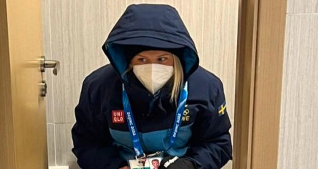 Frida Karlsson fryser på hotellrummet 
