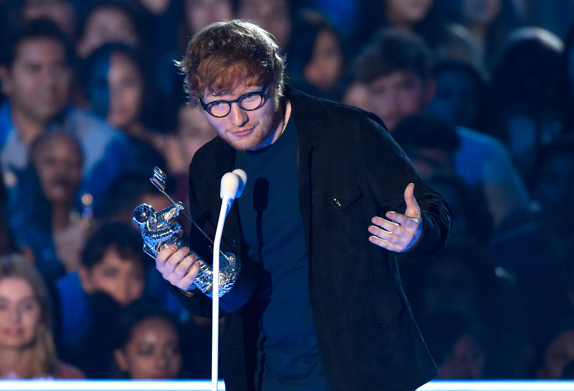 Ed Sheeran tog emot pris för bästa artist.