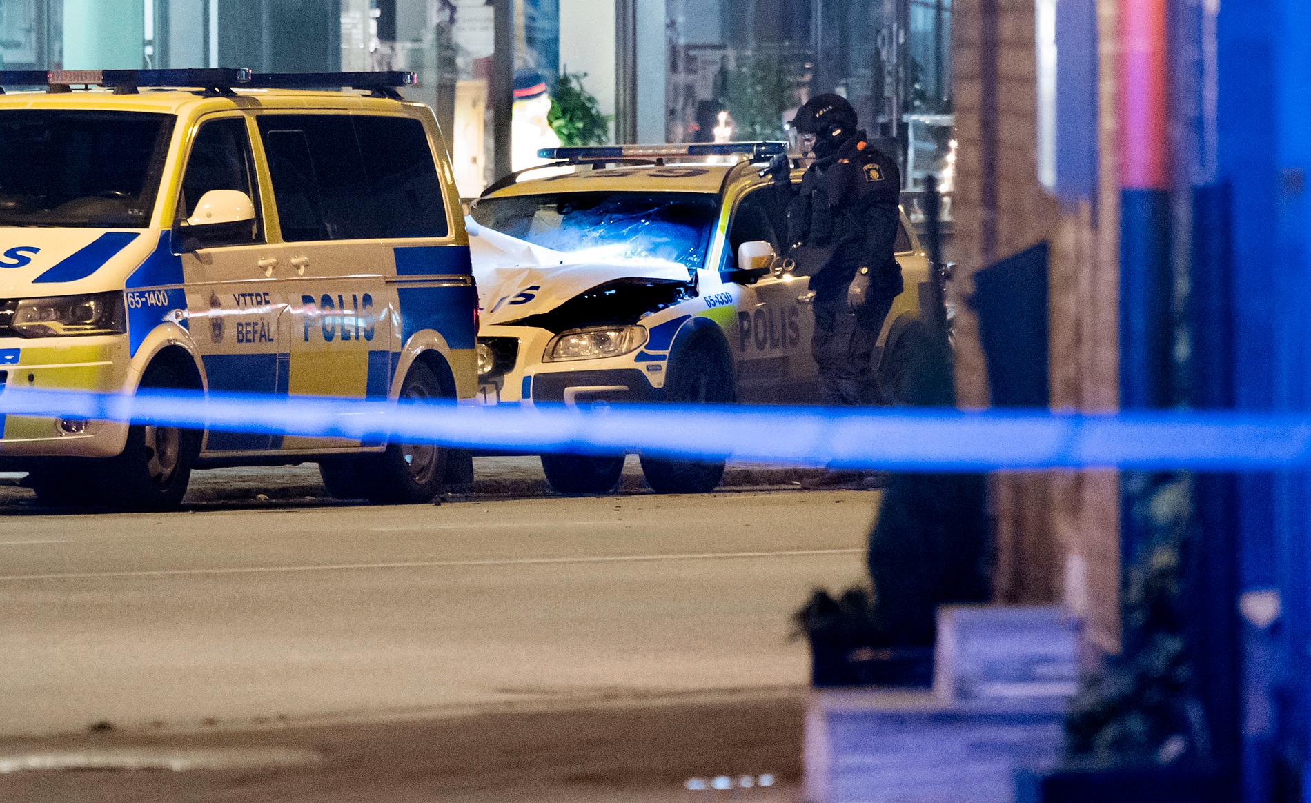 Polisens bomdtekniker undersöker den polisbil som stod parkerad utanför ett polishus på Sallerupsvägen i Malmö har utsatts för någon form av sprängning. 