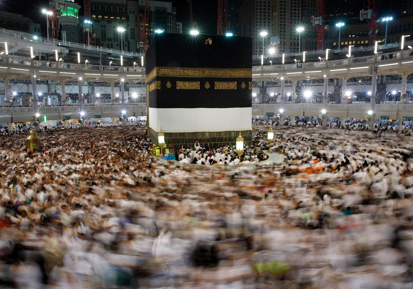Två miljoner människor vallfärdar årligen till Mecka i Saudiarabien för att delta i den heliga högtiden hajj.