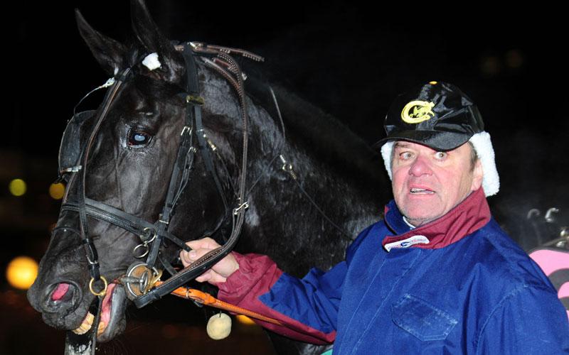 Sir Remington här med hästens skötare Ulf E Lindqvist, efter en V75-seger på Åby. Nu tvingas hästen vila i sex-sju månader efter sin operation för pungbråck.