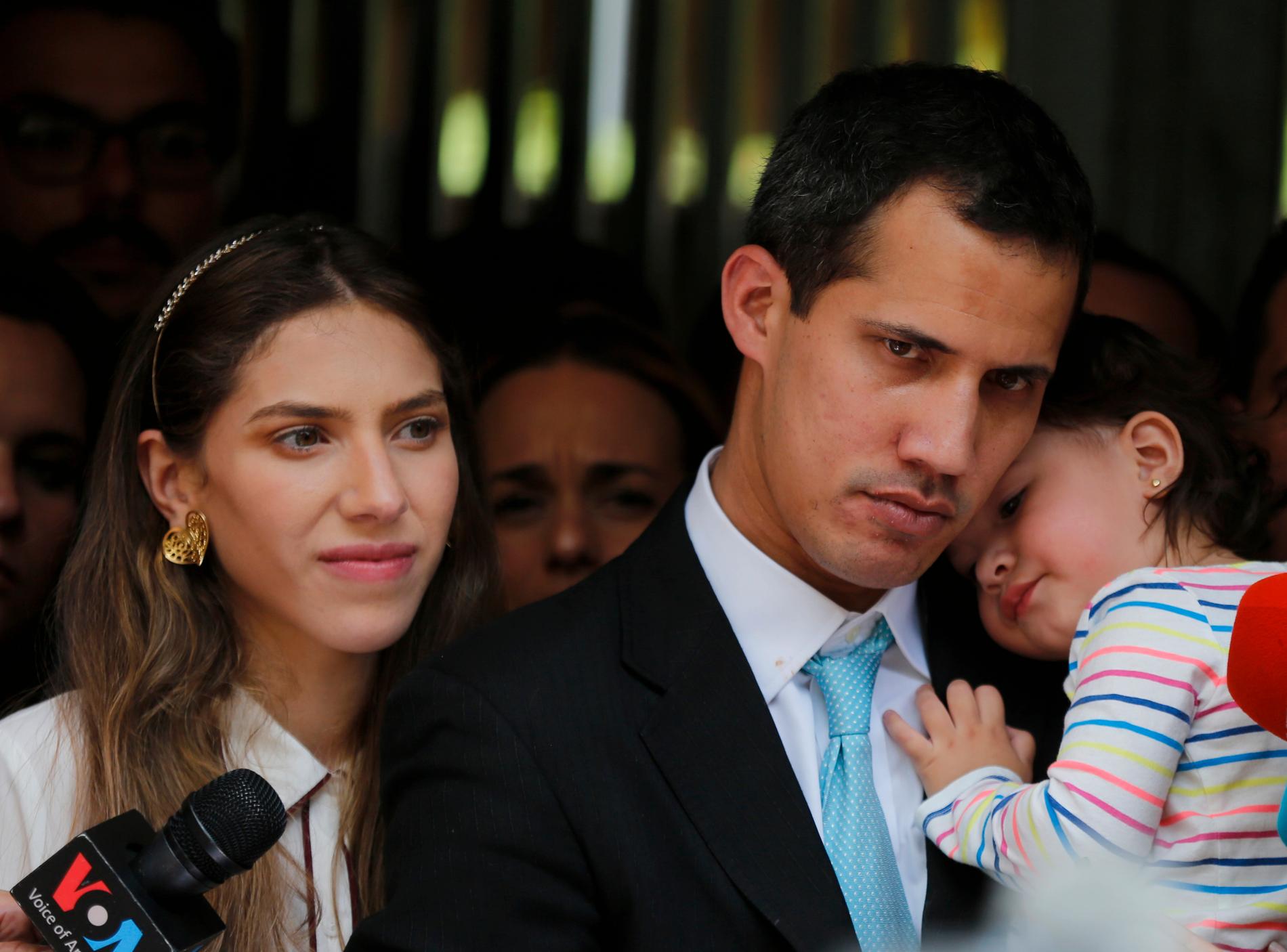 Venezuelas oppositionsledare Juan Guaidó med sin fru Fabiana Rosales och parets dotter Miranda utanför familjens hem i Caracas.