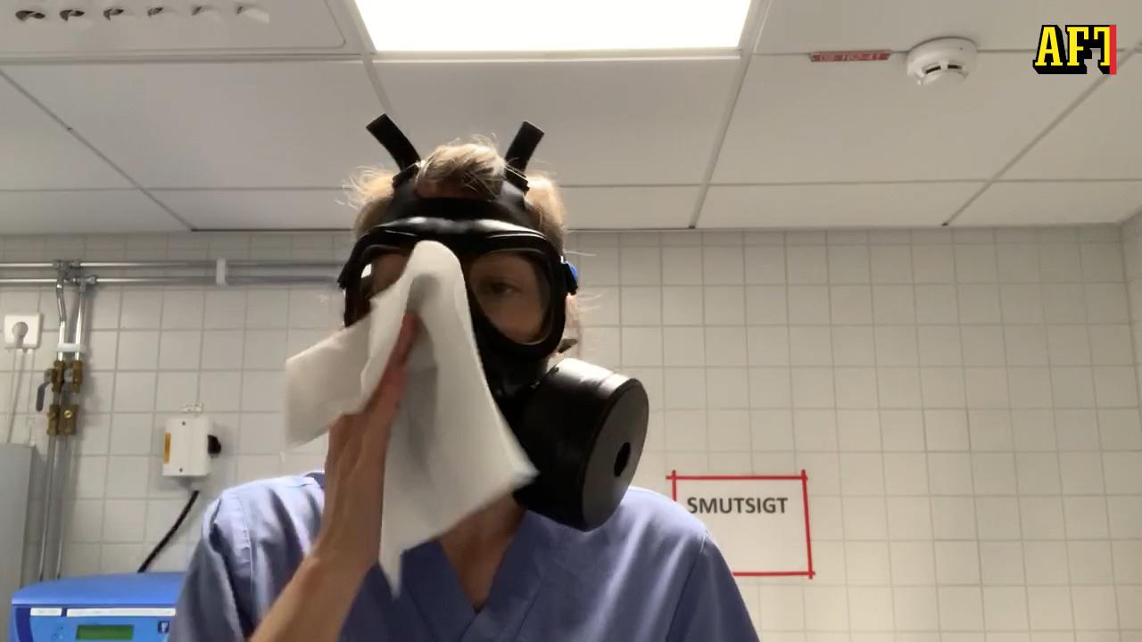 Ebba Gyberg torkar av sin mask efter att ha vårdat en patient med covid-19. 
