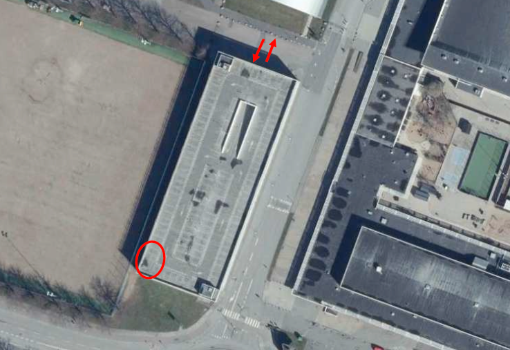 På taket till parkeringshuset, vid den röda cirkeln, hittades kvinnan död.