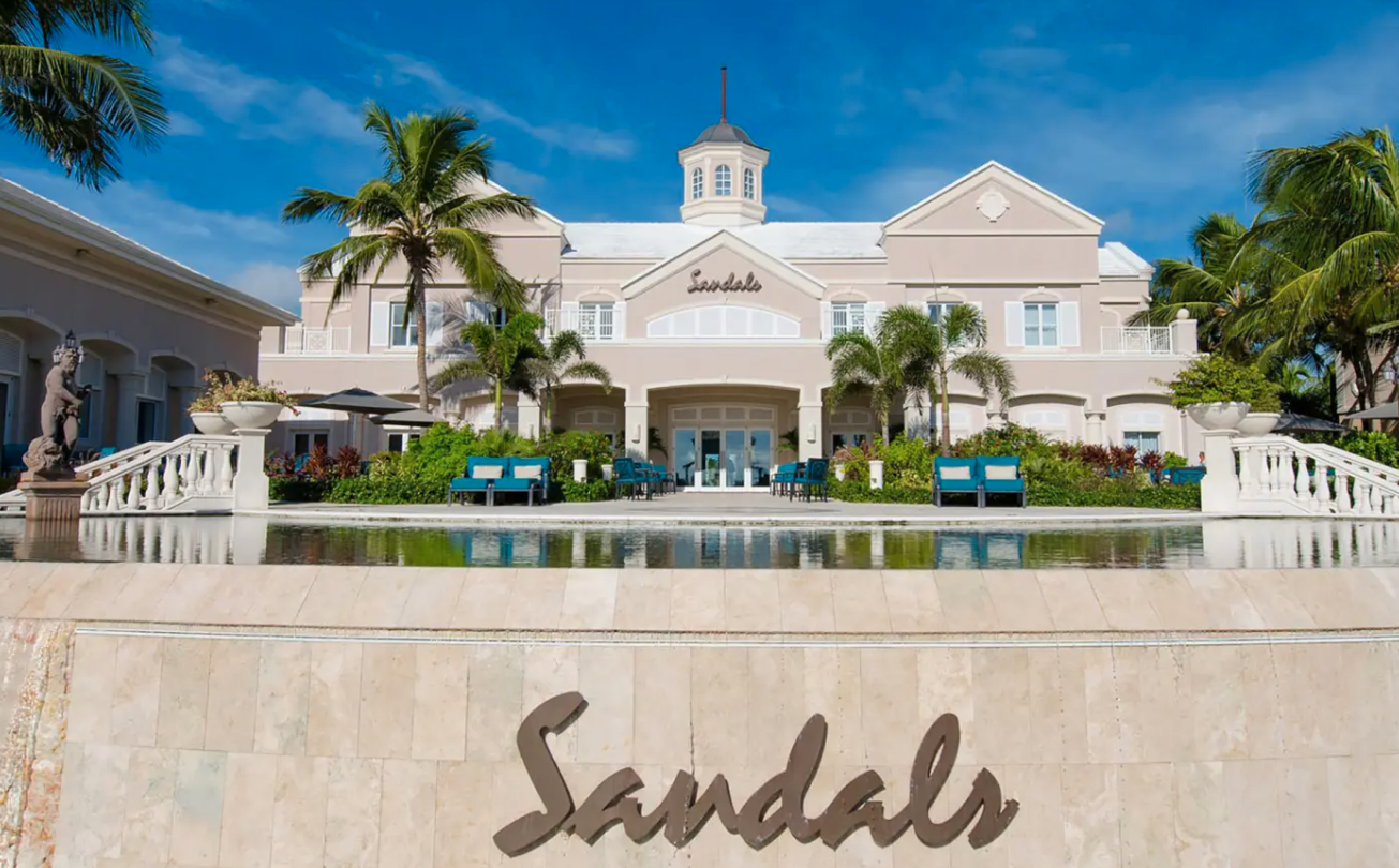 Amerikanska turister har mystiskt insjuknat på lyxresorten Sandals Emerald Bay på Bahamas. 