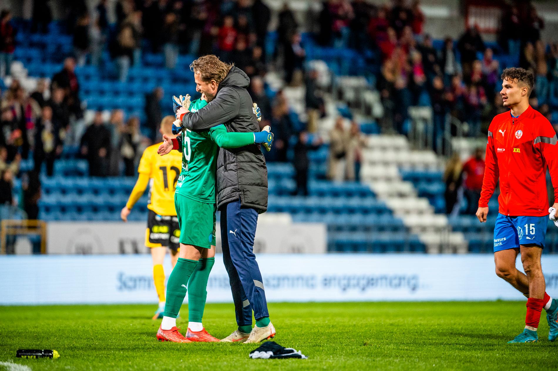 Anders Lindegaard och Kalle Joelsson möts i en kram.