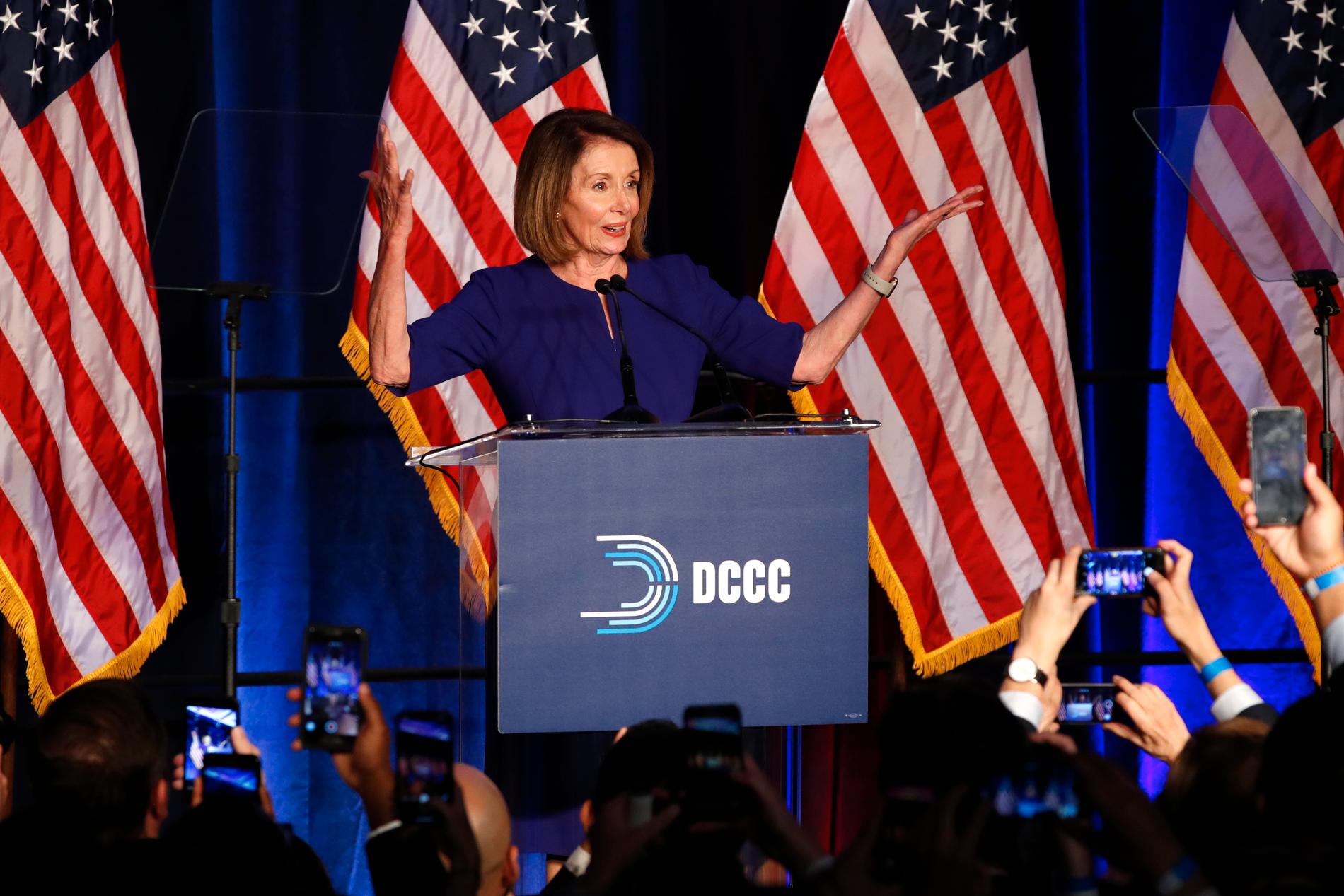 Den demokratiska kongressledamoten Nancy Pelosi, som spås bli talman, framför jublande partikamrater.