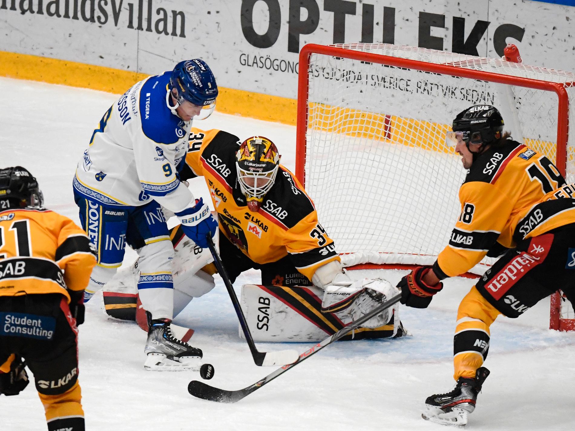 Leksands Patrik Zackrisson framför Luleås målvakt Joel Lassinantt under lördagens ishockeymatch i SHL mellan Leksands IF och Luleå HF i Tegera Arena.