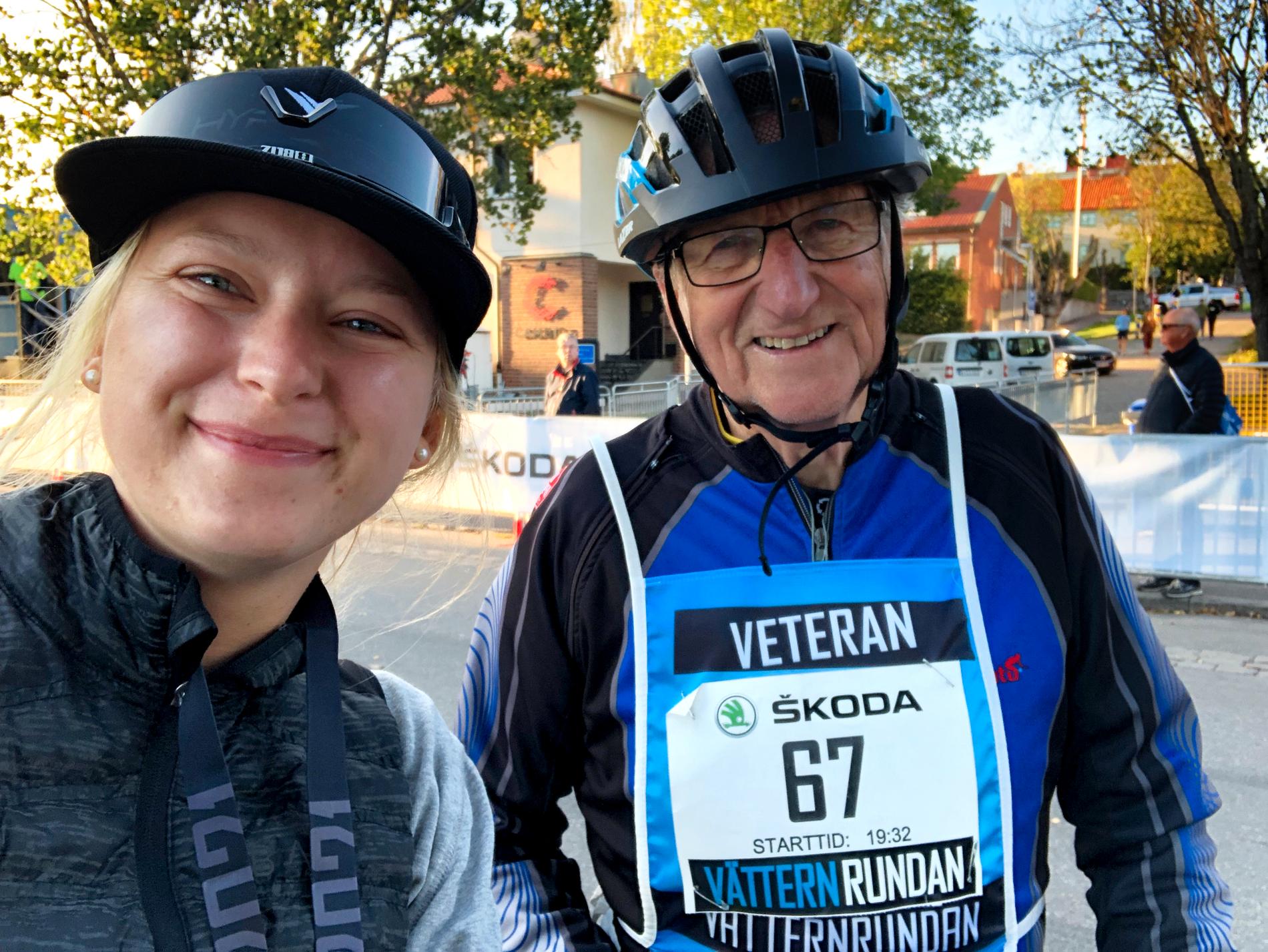 Barnbarnet Micaela Järnström, 25, cyklade Vätternrundan tillsammans med Gösta Andersson.