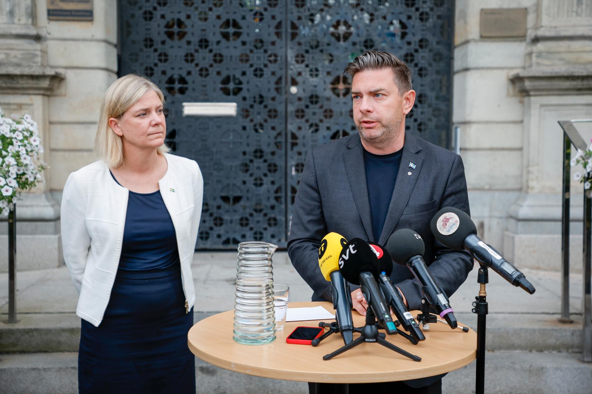 Statsminister Magdalena Andersson och Jimmy Jansson (S) under en pressträff i Eskilstuna den 27 augusti. 