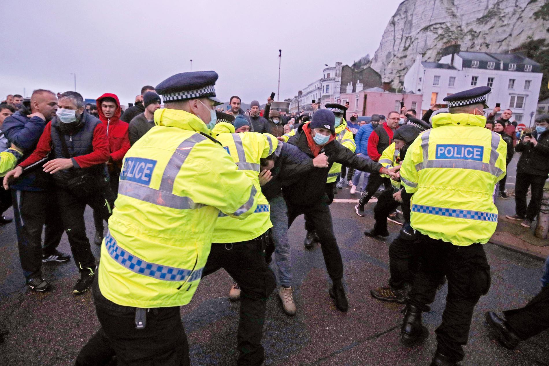 Strandade lastbilschaufförer drabbade samman med polis vid hamnen i Dover under onsdagsmorgonen.