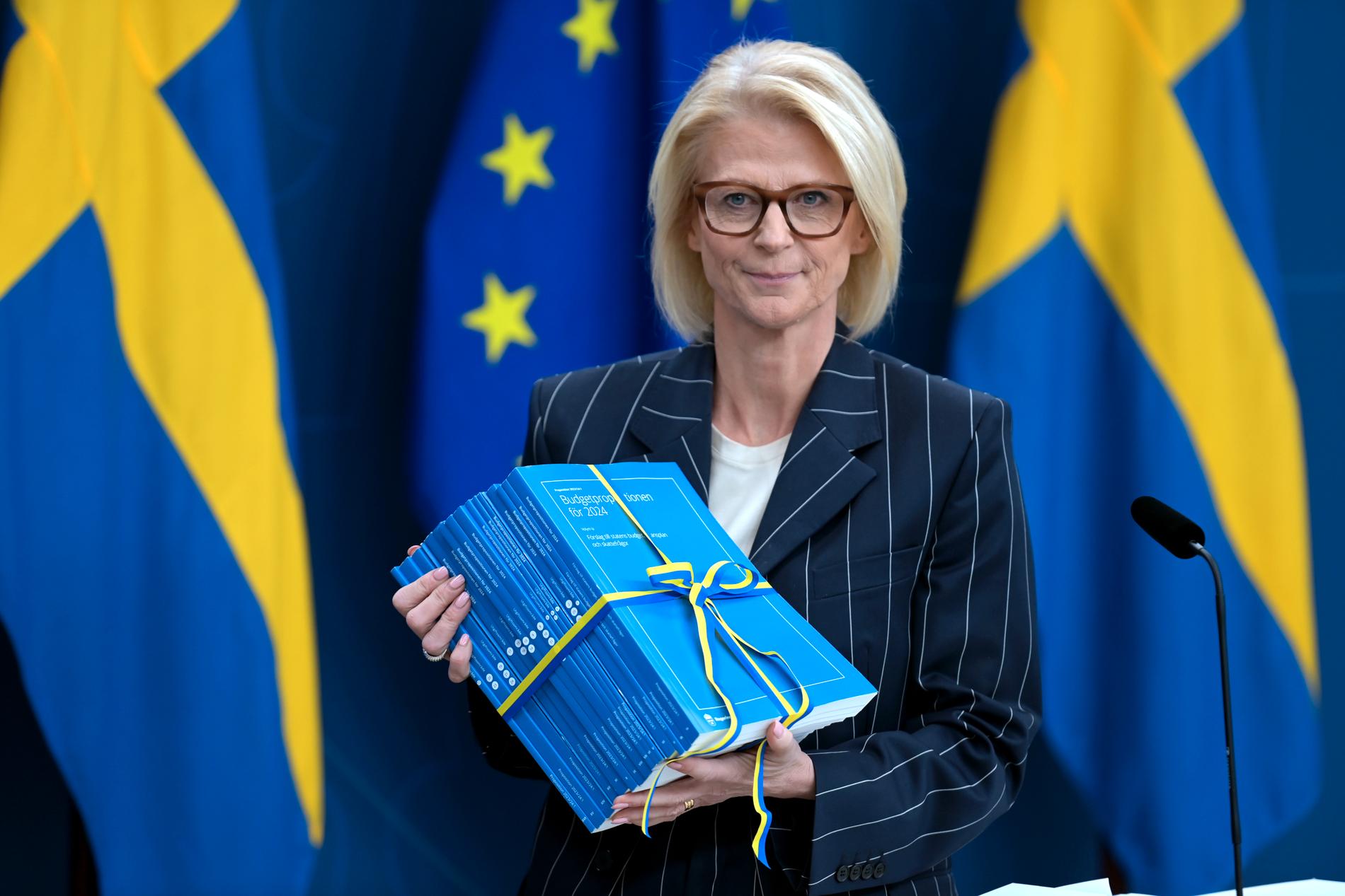 Elisabeth Svantesson, finansminister presenterar budgeten.  