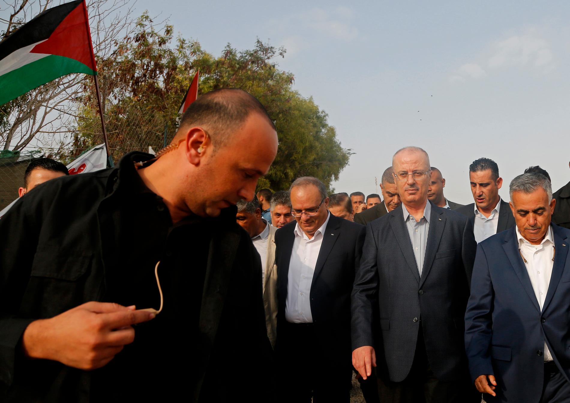 Palestiniernas avgående premiärminister Rami Hamdallah, i mitten med uppknäppt blå skjorta, på Västbanken i höstas.