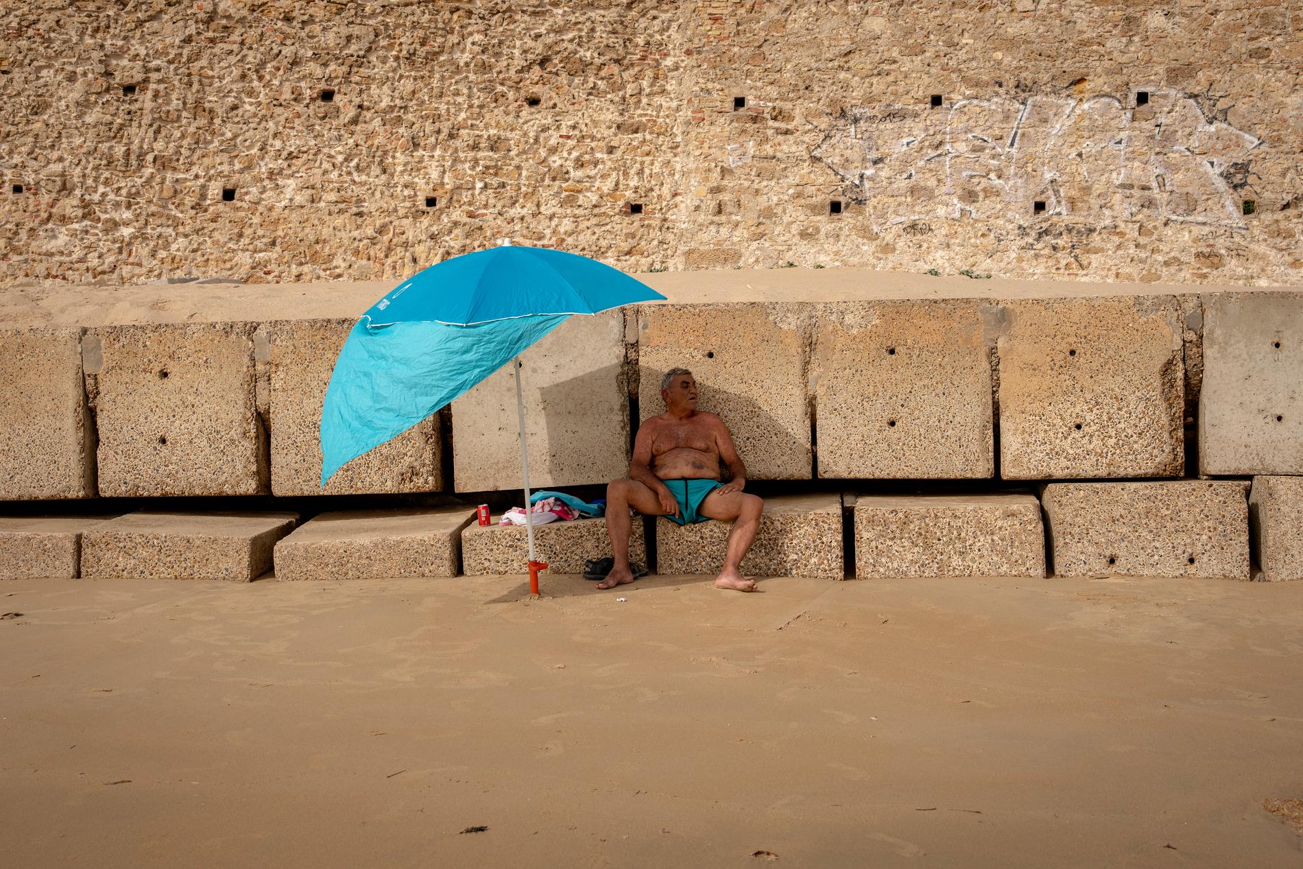 Parasollet skyddar mot den starka solen i Cadiz. 