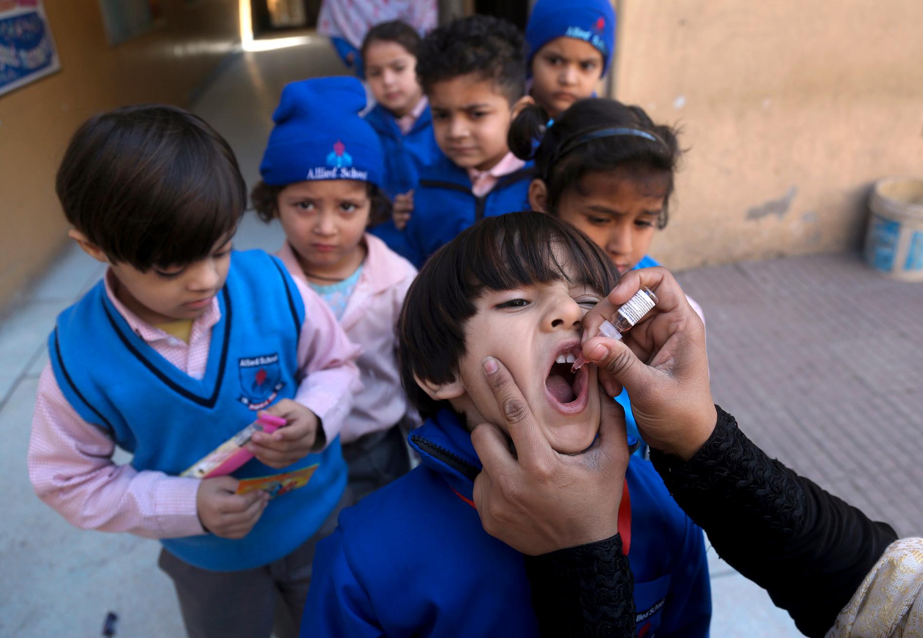 Ett barn i Lahore, Pakistan, får poliovaccin. I måndags lanserade Pakistan en landsomfattande kampanj för att vaccinera barn mot den allvarliga sjukdomen.