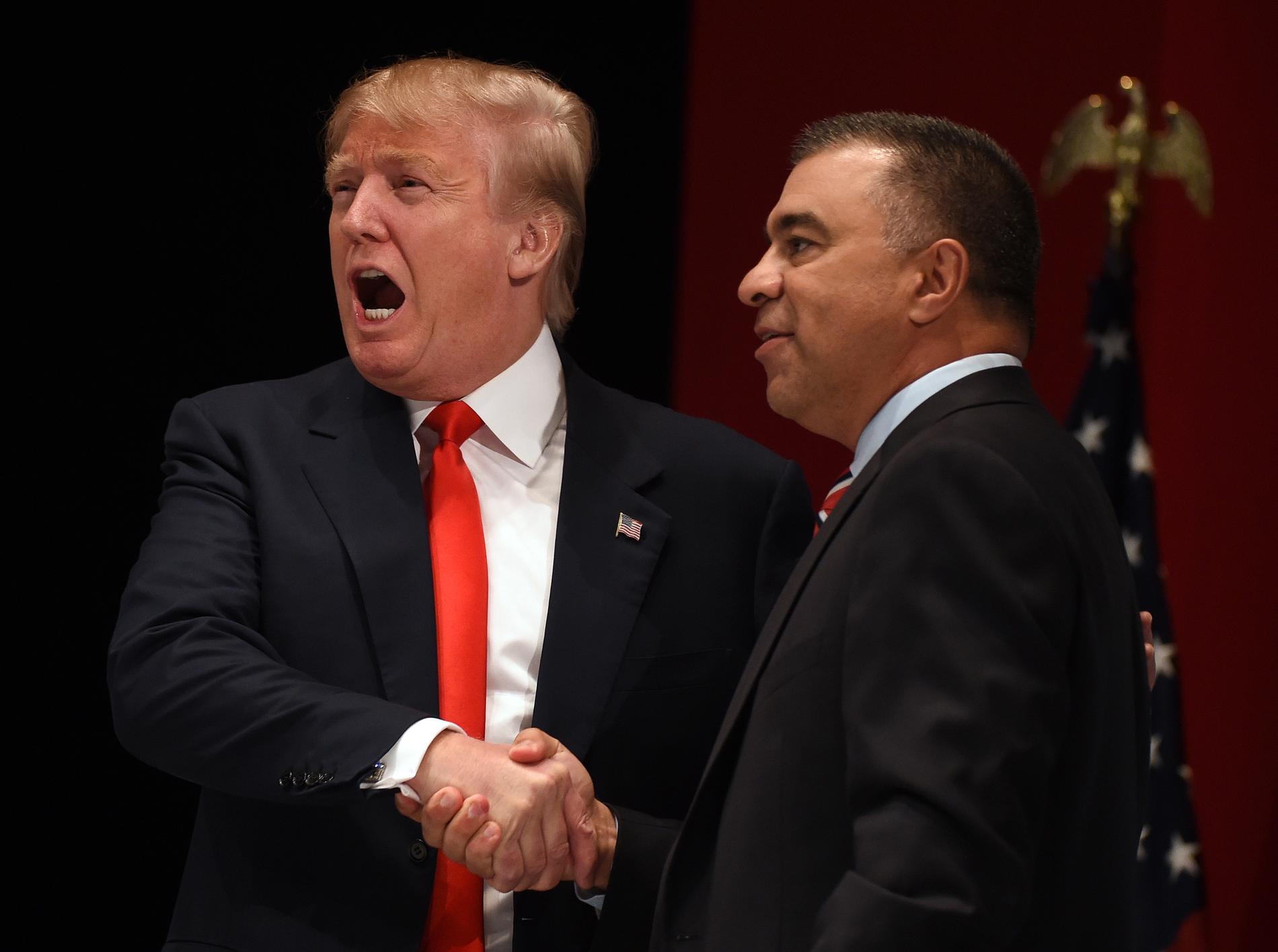 Donald Trump skakar hand med David Bossie i maj 2015. Senare blev Bossie biträdande chef för Trumps presidentvalskampanj.