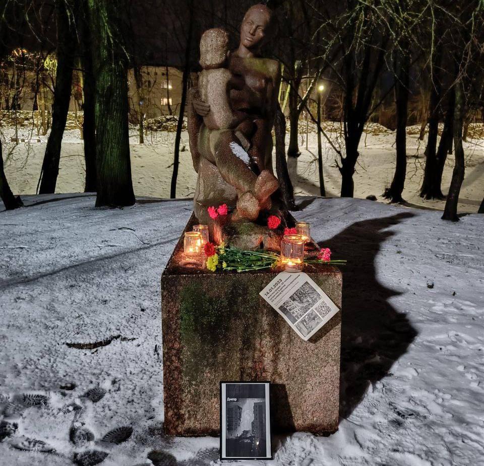 I Pskov nära estniska gränsen har demonstranter placerat blommor och bilder på det brinnande höghuset i Dnipro vid en staty av en mamma och hennes barn.