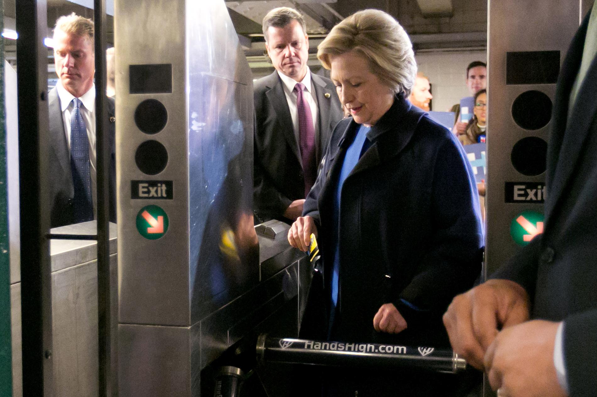 OVAN T-BANEÅKARE Det strulade rejält när Hillary Clinton skulle genom spärren i tunnelbanan. Något som New York-borna hade roligt åt.