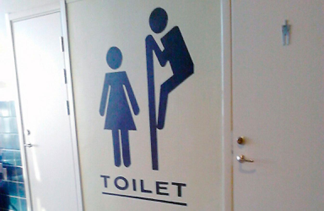 Väggmålningen på Tunaskolan i Luleå där en kille tjuvkikar på en tjej på toaletten diskuterades i veckan. Det antyds att tjejer som säger sin mening är överkänsliga och humorlösa. Men är budskapen om kvinnors sexualitet verkligen så harmlösa?
